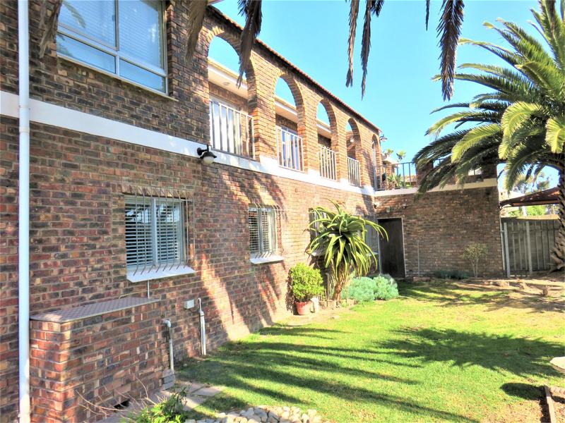 5 Bedroom Property for Sale in Middedorp Western Cape